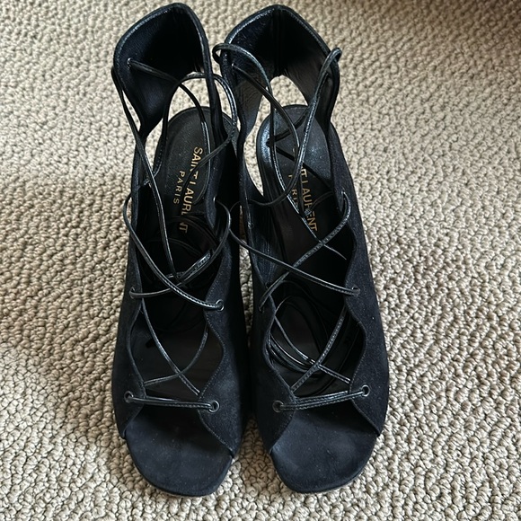 Saint Laurent suede scalloped accent heels - Picture 1 of 5